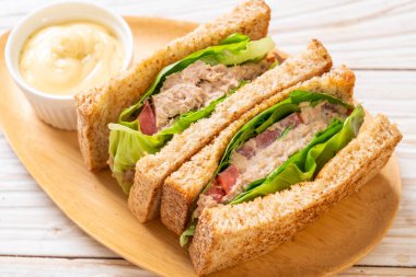 Ev yapımı ton balıklı sandviç 