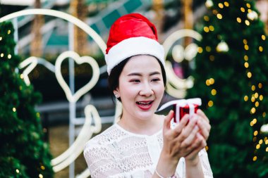 hediye ile gülümseyen güzel genç Asyalı kadın portresi