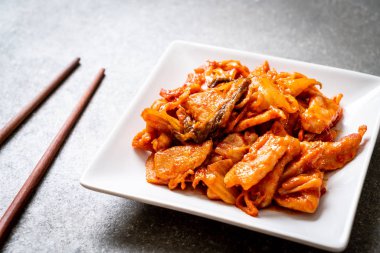 kimchi ile tavada kızartılmış domuz eti