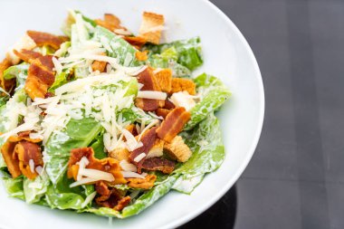 Beyaz tabakta Sezar salatası