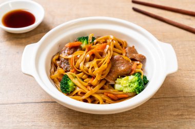 domuz ve sebze ile kızarmış erişte