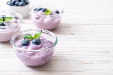 yogur con arándanos frescos