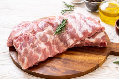 Taze çiğ domuz kaburgası. 