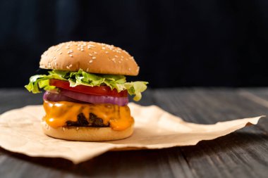 taze lezzetli biftek burger peynir ve patates kızartması