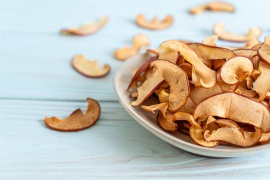 Ev yapımı kurutulmuş organik elma dilimli