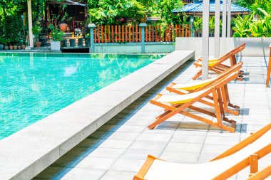 yüzme havuzu etrafında yatak havuzu