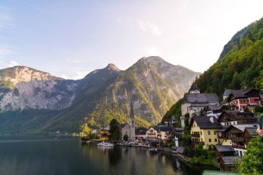 Avusturya Alpleri'nde Hallstatter gölde Hallstatt Köyü