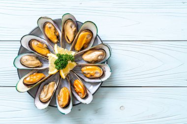 Limonlu ve maydanozlu midye