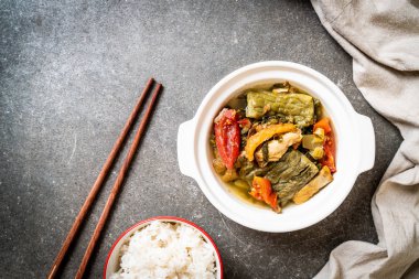 Acı kabak ve domuz eti ile korunmuş hardal yeşil çorba 