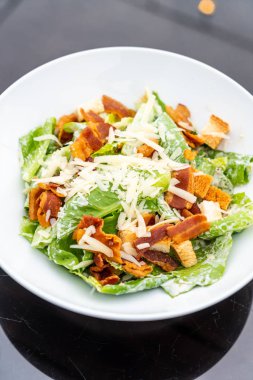 Beyaz tabakta Sezar salatası