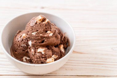 Çikolatalı dondurma marshmallow ile