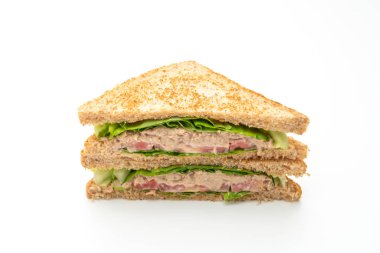 Beyaz arka planda ev yapımı tuna sandviç