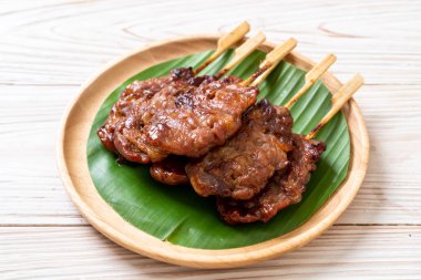 saptırılmış süt domuz beyaz yapışkan pirinç ile ızgara