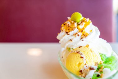 yapışkan pirinç ve krem şanti ile Mango Dondurma