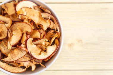 Ev yapımı kurutulmuş organik elma dilimli