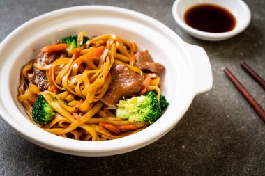 domuz ve sebze ile kızarmış erişte