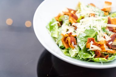 Beyaz tabakta Sezar salatası