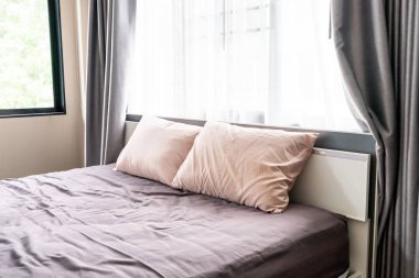 Yatakta rahat yastık 