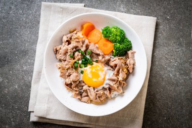 Donburi, domuz eti Pilav kasesi onsen yumurta ve sebze ile