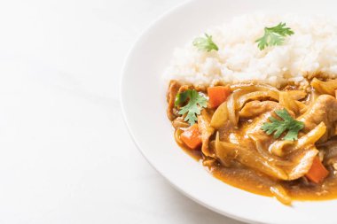 Japon köri pirinç dilimlenmiş domuz eti, havuç ve soğan ile