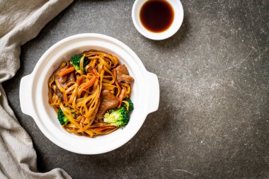 domuz ve sebze ile kızarmış erişte