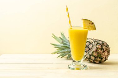 taze ananas güler yüzlü cam ahşap masa üzerinde