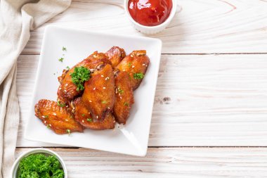 Barbekü tavuk kanatları beyaz susam ile