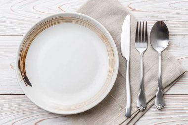 boş tabak kaşık çatal ve bıçak