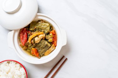 Acı kabak ve domuz eti ile korunmuş hardal yeşil çorba 