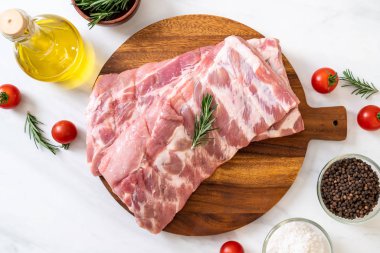 Taze çiğ domuz kaburgası. 