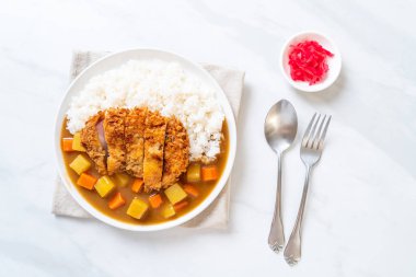 Çıtır çıtır kızarmış domuz pirzola köri ve pilav ile 