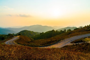 Katman dağ ve yol ile güzel günbatımı gökyüzü