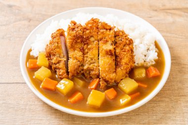 Çıtır çıtır kızarmış domuz pirzola köri ve pilav ile 