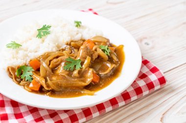 Japon köri pirinç dilimlenmiş domuz eti, havuç ve soğan ile