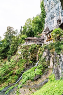 St. Beatus mağara ve şelaleler Thunersee, Sundlauenen, Swi yukarıda