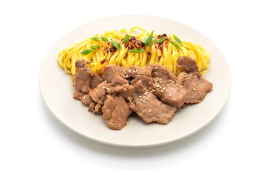 domuz eti ile Asya tavada kızartılmış erişte