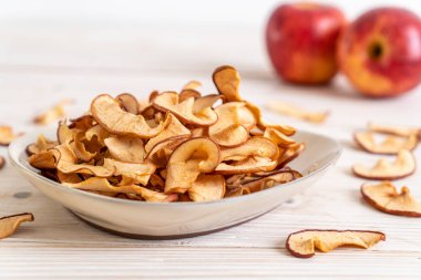 Ev yapımı kurutulmuş organik elma dilimli