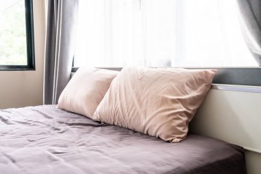 Yatakta rahat yastık 