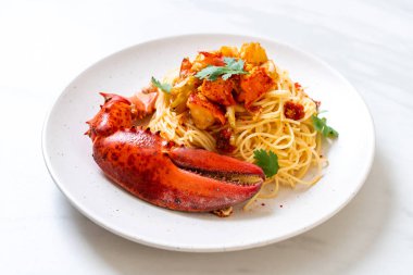 Makarna all'astice veya ıstakoz spagetti