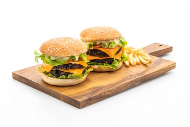 Beyaz arka planda taze lezzetli bir burger.