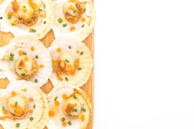 Kızarmış deniz tarağı, tereyağı ve sarımsak.