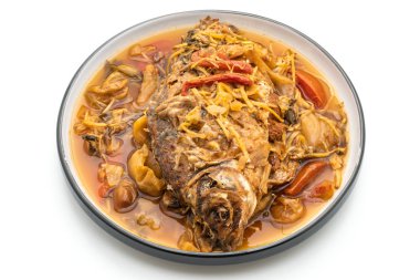 Salamura marul ile haşlanmış sazan balığı