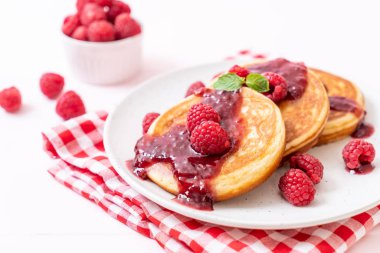 Taze ahududu ve frambuaz sos ile gözleme