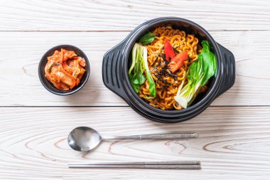 sebze ve kimchi Koreli anlık erişte