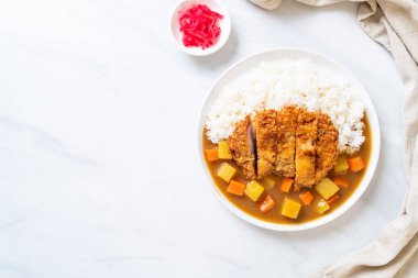 Çıtır çıtır kızarmış domuz pirzola köri ve pilav ile 