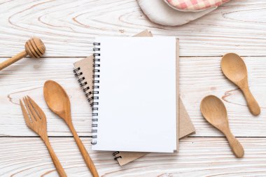 metin Not kopya sapce ile ahşap yüzeyde için boş defter