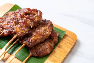 saptırılmış süt domuz beyaz yapışkan pirinç ile ızgara