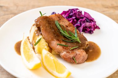 kırmızı lahana ve patates püresi ile domuz eti biftek