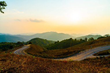 Katman dağ ve yol ile güzel günbatımı gökyüzü