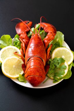 haşlanmış ıstakoz sebze ve limon ile